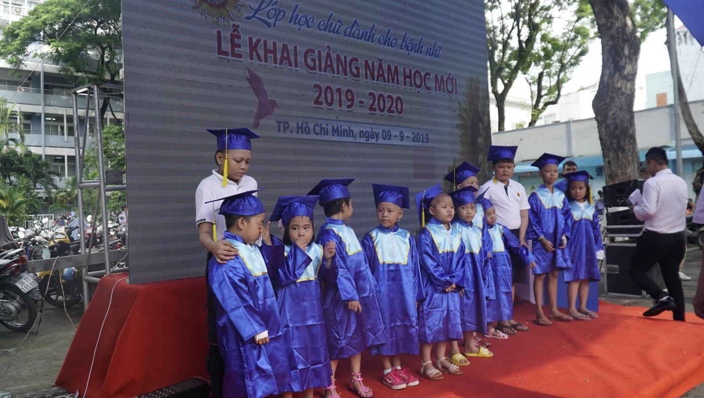 Lễ khai giảng đặc biệt trong bệnh viện của bệnh nhi ung thư ảnh 1