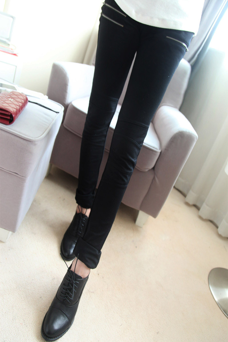 Áo phao, áo da hay những item cotton pha nilon khó thấm nước chính là những món đồ hoàn hảo cho những ngày mưa phùn thế này. Ngoài ra những kiểu áo sơ mi, đặc biệt là sơ mi denim cũng là một lựa chọn không tồi đâu nhé! Shorts, chân váy cotton tiện dụng hay skinny jeans sẽ giúp bạn cảm thấy năng động và thoải mái hơn. Cuối cùng là giữ cho đôi chân khỏi ướt bằng một đôi ủng đi mưa thật xinh, hay boots và giày da... vậy là bạn đã có ngay set đồ đi mưa thật hợp lý và thời trang rồi đấy!