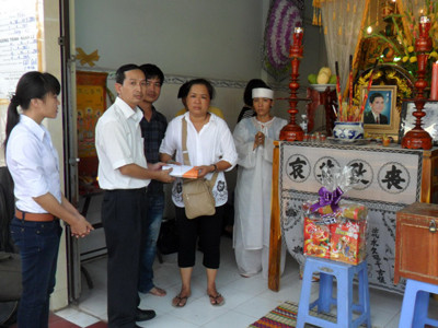 Giám đốc PJICO Cần Thơ và đại diện chủ xe tải chia buồn cùng gia đình cha con ông Lê Công Lộc, Lê Công Tài. Ảnh: Sáu Nghệ. Giám đốc PJICO Cần Thơ và đại diện chủ xe tải chia buồn cùng gia đình cha con ông Lê Công Lộc, Lê Công Tài. Ảnh: Sáu Nghệ