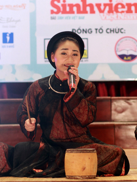 Vừa hát vừa điểm trống chầu