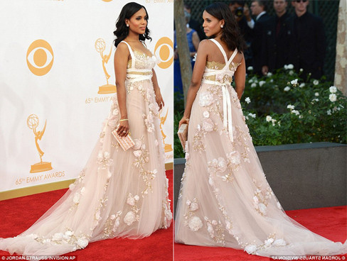 Kerry diện một chiếc váy tuyệt đẹp hiệu Marchesa trên thảm đỏ