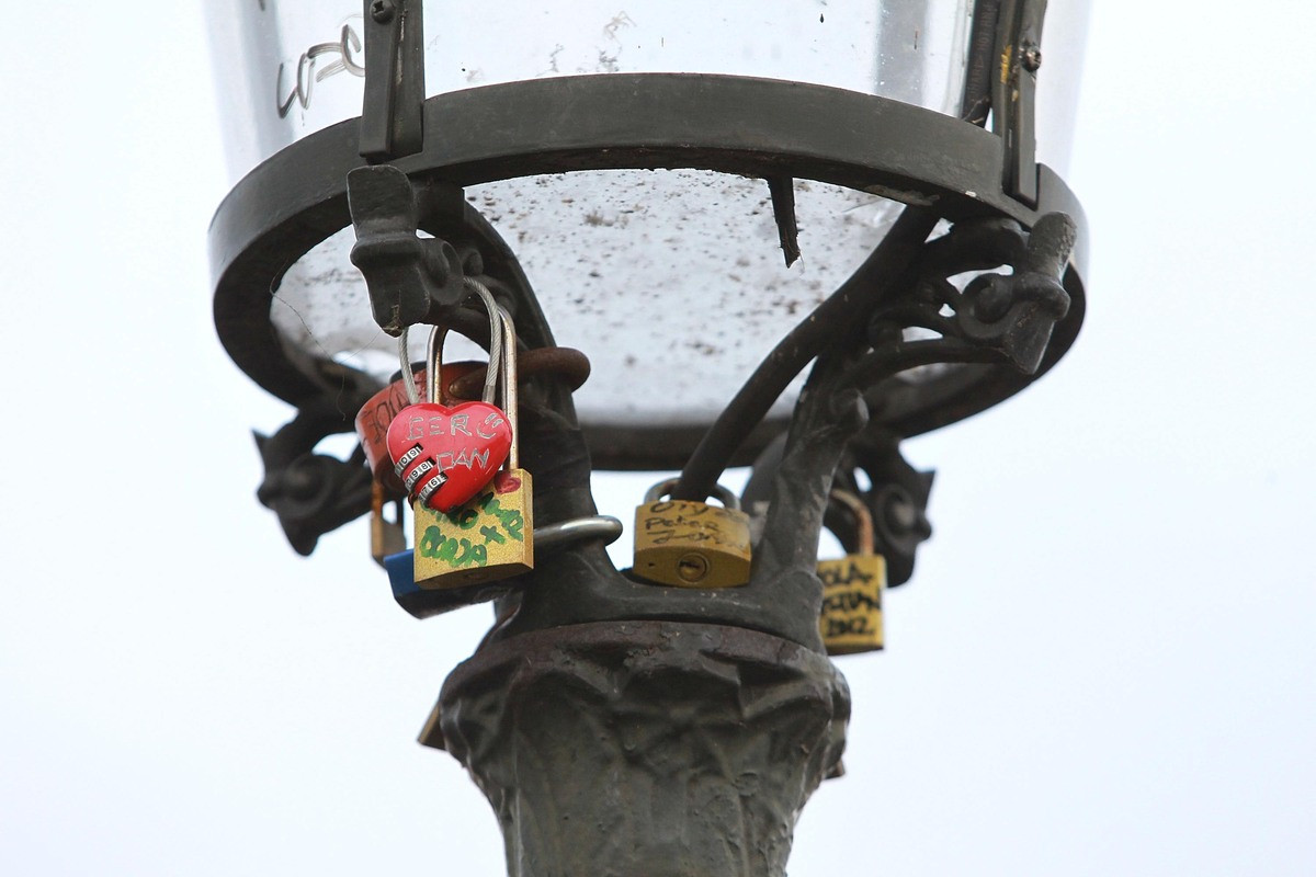 Đủ kiểu ổ khóa tại đây và các bạn trẻ tận dụng mọi điểm để có thể bấm ổ khóa vào 