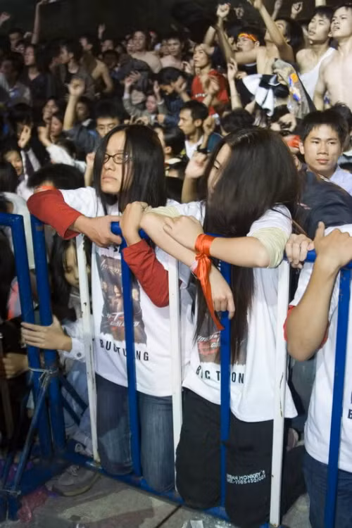 Fan của Trần Lập và Bức Tường trong The Last Saturday. Fan của Trần Lập và Bức Tường trong The Last Saturday