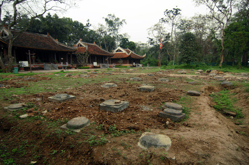  Điện Lam Kinh nay chỉ còn lại dấu tích của nền móng nhưng vẫn cho thấy một kiến trúc quy mô đồ sộ với những chân cột được xếp vuông vức hình bàn cờ. Bốn mặt xây thành có chiều dài 314 m, bề ngang 254 m, tường thành phía Bắc hình cánh cung có bán kính 164 m, thành dày 1 m. 