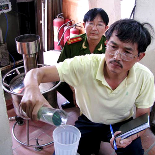 Lực lượng liên ngành kiểm tra mức độ gian lận của cây xăng