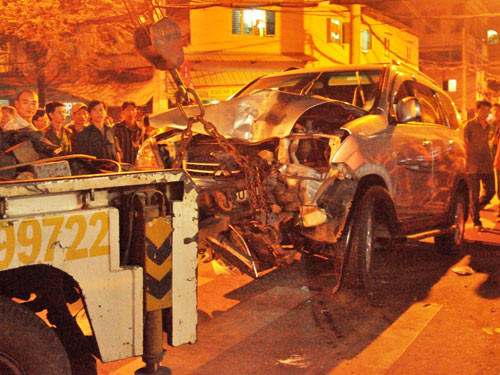 Chiếc ô tô hư hỏng nặng, đang được cẩu khỏi hiện trường