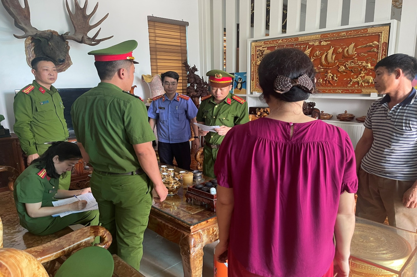 Cơ quan chức năng thi hành lệnh khám xét chỗ ở của bị can. Ảnh: Viện Kiểm sát nhân dân tỉnh Hà Nam. Cơ quan chức năng thi hành lệnh khám xét chỗ ở của bị can. Ảnh: Viện Kiểm sát nhân dân tỉnh Hà Nam.