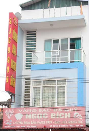 3 thi thể được phát hiện tại tiệm vàng Ngọc Bích vào sáng 24/8. Ảnh: Hà Anh