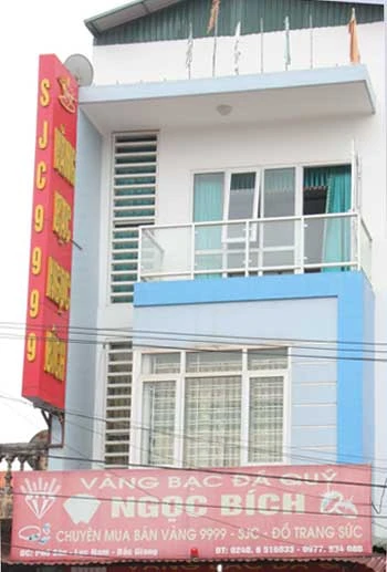 3 thi thể được phát hiện tại tiệm vàng Ngọc Bích vào sáng 24/8. Ảnh: Hà Anh