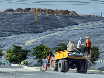 Khu chôn lấp rác rộng 128ha tại khu xử lý rác Đa Phước, Bình Chánh, TP.HCM. Ảnh: Châu Anh