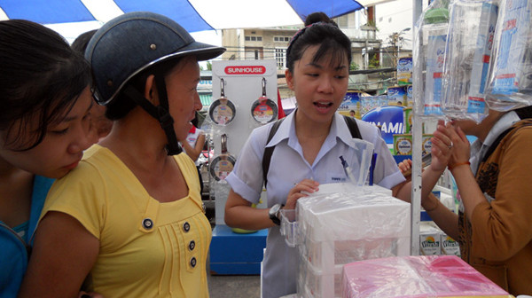 Một trong những giải pháp của đề án là đẩy mạnh thực hiện cuộc vận động “Người VN ưu tiên dùng hàng VN”. Trong ảnh: doanh nghiệp giới thiệu sản phẩm tại chương trình “Ngày hội hàng Việt” ở chợ truyền thống. Ảnh: Dũng tuấn. Một trong những giải pháp của đề án là đẩy mạnh thực hiện cuộc vận động “Người VN ưu tiên dùng hàng VN”. Trong ảnh: doanh nghiệp giới thiệu sản phẩm tại chương trình “Ngày hội hàng Việt” ở chợ truyền thống. Ảnh: Dũng tuấn