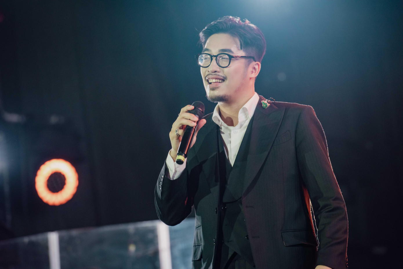 Vũ trong đêm nhạc ở Hà Nội. Ảnh: MẠNH HÀ.