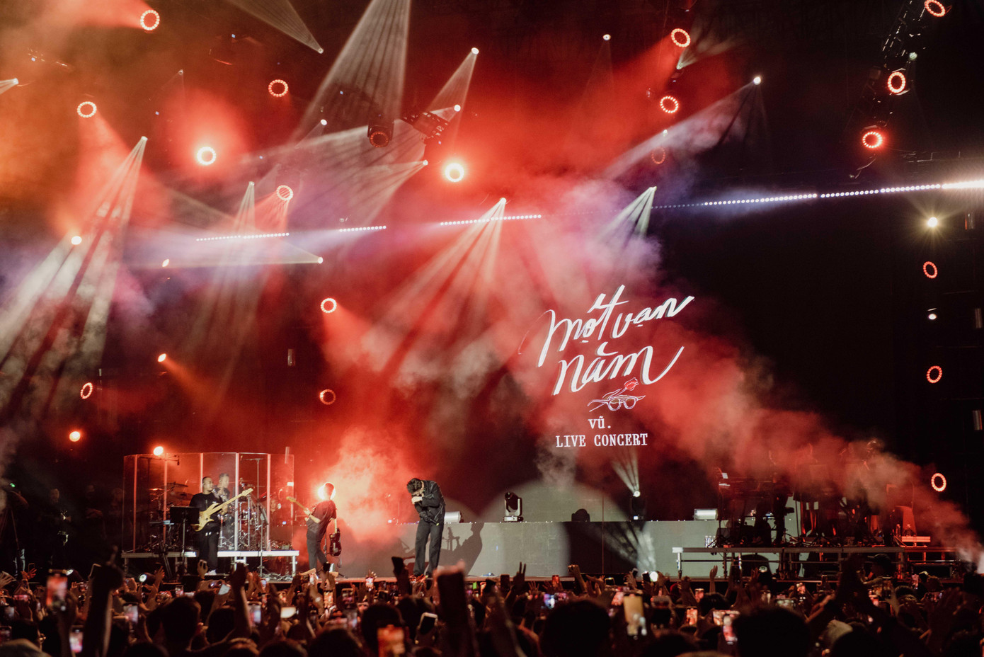 Vũ vừa quệt nước mắt vừa cúi chào khán giả khi đêm diễn kết thúc. Ảnh: MẠNH HÀ.