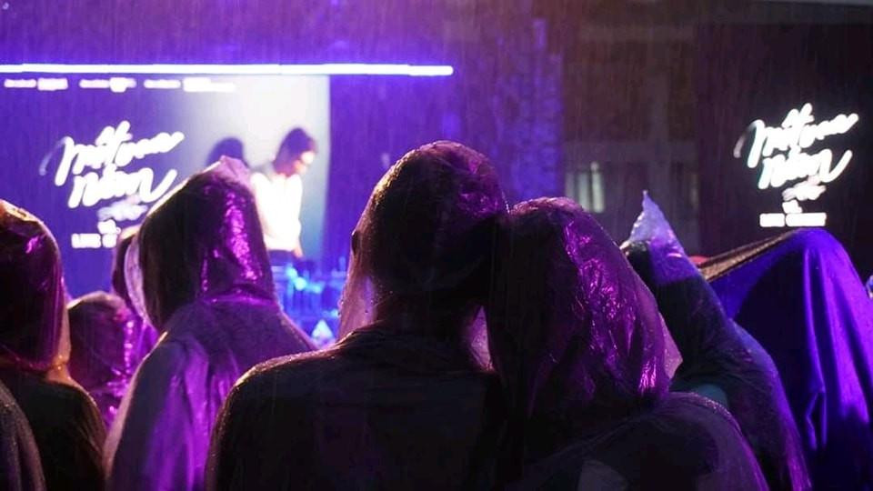 Khán giả đội mưa trong đêm nhạc Một vạn năm tại Hà Nội.