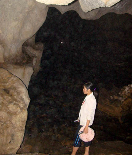 Cô giáo Thơm dẫn đương vào hang Khóc 