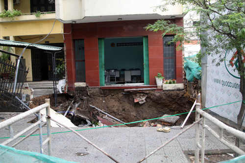 Lãnh đạo Tòa Hành chính khẳng định, từ vài tháng trước, ảnh hưởng từ việc đào móng công trình do Công ty cổ phần Quốc Cường Liên Á thi công đã khiến trụ sở 3 tầng của cơ quan xét xử có dấu hiệu lún, nứt. Phía tòa đã yêu cầu đơn vị thi công thuê trụ sở khác cho nhân viên tòa làm việc, nhưng sự việc chưa được giải quyết thì sự cố xảy ra