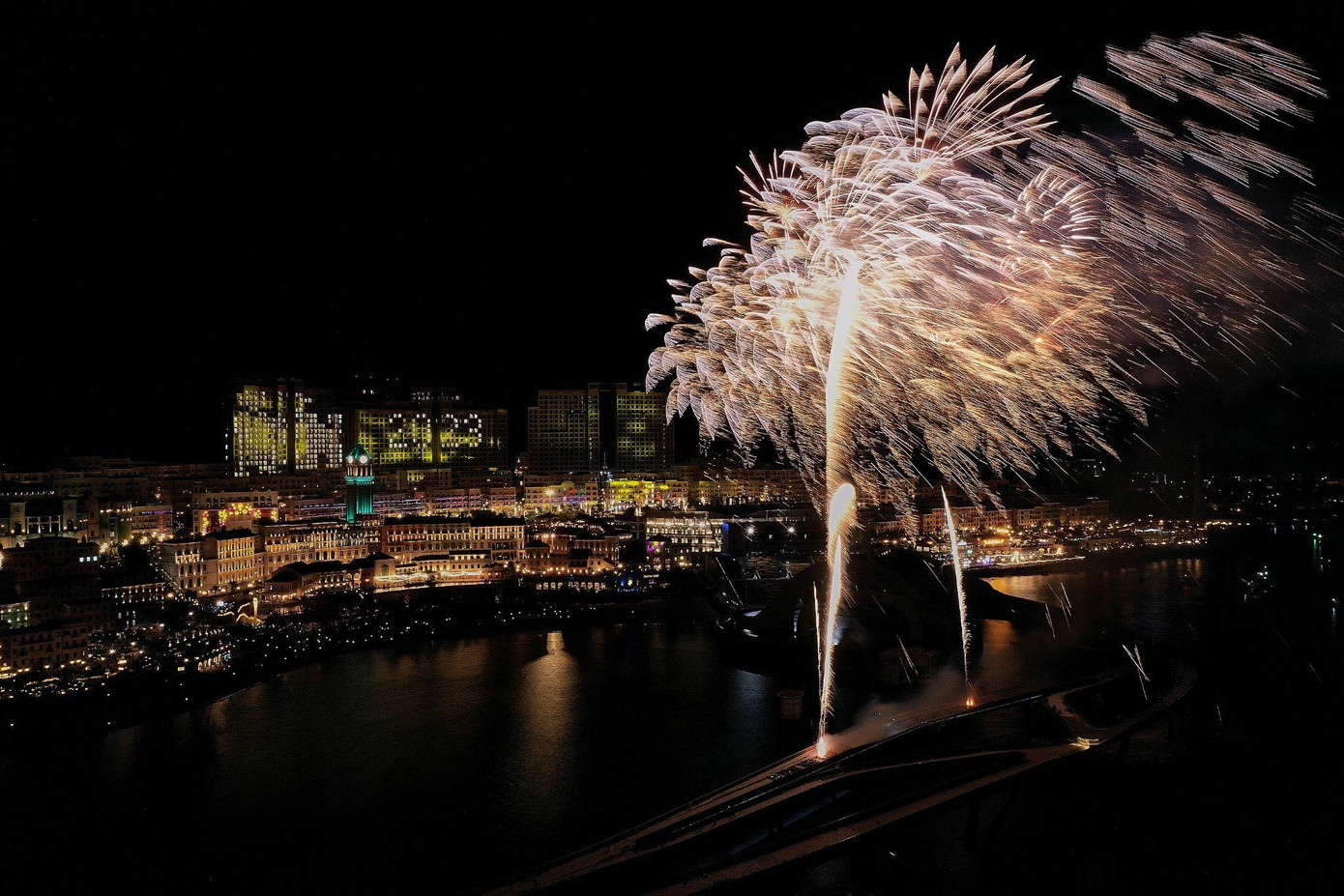 Trước đó trong thời khắc chuyển giao sang năm mới 2023, Thị trấn Hoàng Hôn ở Nam đảo Phú Quốc đã bùng nổ với sự kiện New Year Countdown 2023 - Hành trình của hạnh phúc. Không chỉ mang đến những tiết mục nghệ thuật đỉnh cao với sự góp mặt của những giọng ca tên tuổi Văn Mai Hương, Bùi Lan Hương, Hoàng Tôn… Sun World Phu Quoc đã “chiêu đãi” hàng nghìn du khách màn trình diễn pháo hoa bên bờ biển trác tuyệt của nam đảo.