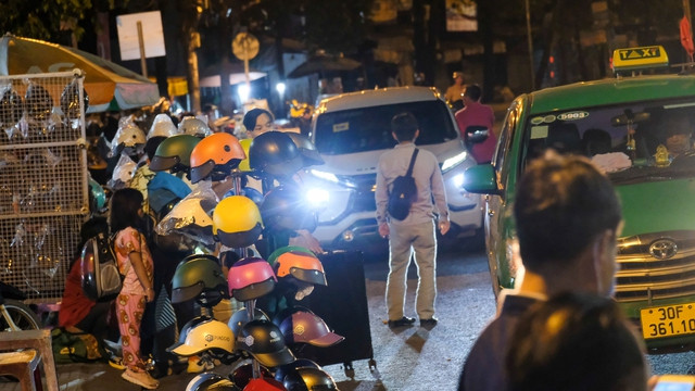 Các tài xế xe ôm công nghệ cũng cho biết, từ 0h đến 4h sáng Mùng 5 Tết bến xe đã bắt đầu nhộn nhịp khách trở lại thành phố làm việc. Thời điểm này các tài xế cũng tích cực nhận cuốc chở khách về nhà. Các tài xế xe ôm công nghệ cũng cho biết, từ 0h đến 4h sáng Mùng 5 Tết bến xe đã bắt đầu nhộn nhịp khách trở lại thành phố làm việc. Thời điểm này các tài xế cũng tích cực nhận cuốc chở khách về nhà.