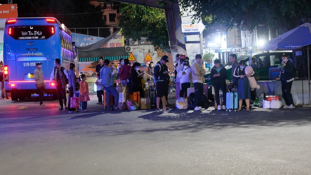 Chị Diễm Phượng (26 tuổi, quê Đắk Nông) cho biết, về quê lúc 29 tháng Chạp và Mùng 5 Tết vào lại Thành phố để chuẩn bị làm việc vào Mùng 7. "Đến bến xe vào khoảng 3h sáng mặc dù còn buồn ngủ nhưng tôi thấy cũng thuận tiện cho việc đi lại, dễ bắt xe về nhà, tránh được kẹt xe", chị Phượng nói. Trong ảnh: Hành khách vừa xuống xe và đang chờ xe taxi hoặc người nhà đến đón Chị Diễm Phượng (26 tuổi, quê Đắk Nông) cho biết, về quê lúc 29 tháng Chạp và Mùng 5 Tết vào lại Thành phố để chuẩn bị làm việc vào Mùng 7. "Đến bến xe vào khoảng 3h sáng mặc dù còn buồn ngủ nhưng tôi thấy cũng thuận tiện cho việc đi lại, dễ bắt xe về nhà, tránh được kẹt xe", chị Phượng nói. Trong ảnh: Hành khách vừa xuống xe và đang chờ xe taxi hoặc người nhà đến đón