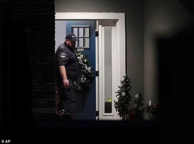 Cảnh sát tại hiện trường. Ảnh: AP Cảnh sát tại hiện trường. Ảnh: AP