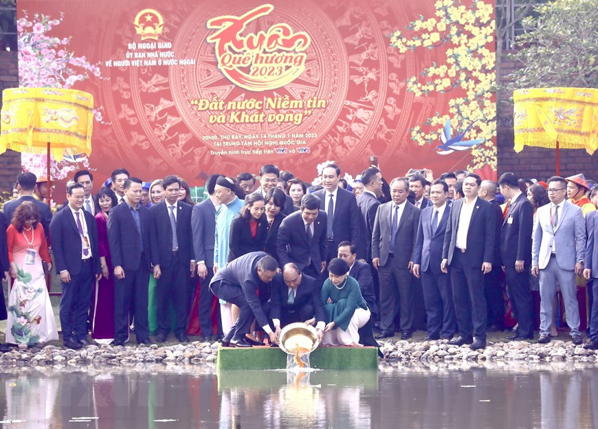 Chủ tịch nước Nguyễn Xuân Phúc và Phu nhân cùng các đại biểu kiều bào thả cá chép tiễn ông Công, ông Táo theo phong tục truyền thống. (Ảnh: Lâm Khánh/TTXVN) Chủ tịch nước Nguyễn Xuân Phúc và Phu nhân cùng các đại biểu kiều bào thả cá chép tiễn ông Công, ông Táo theo phong tục truyền thống. (Ảnh: Lâm Khánh/TTXVN)