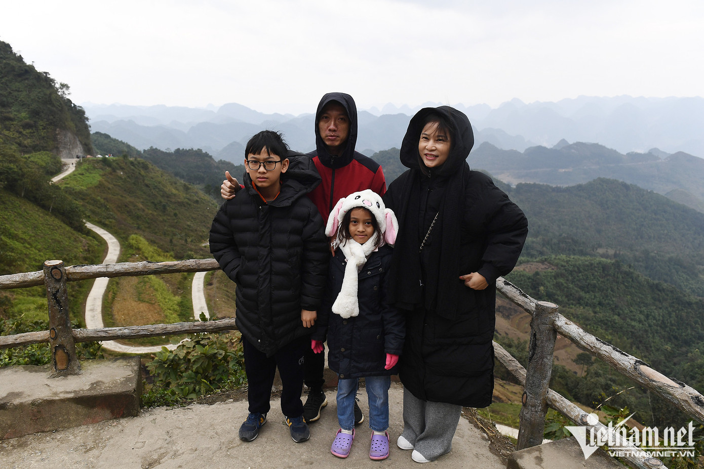 Gia đình anh Trịnh Văn Thịnh từ Hà Nội lên Hà Giang du xuân ngay từ mùng 3 Tết. Anh cho biết, sẽ đi đầy đủ các địa điểm nổi tiếng của Hà Giang như phố cổ Đồng Văn, đỉnh Mã Pì Lèng hay cột cờ Lũng Cú. Gia đình anh Trịnh Văn Thịnh từ Hà Nội lên Hà Giang du xuân ngay từ mùng 3 Tết. Anh cho biết, sẽ đi đầy đủ các địa điểm nổi tiếng của Hà Giang như phố cổ Đồng Văn, đỉnh Mã Pì Lèng hay cột cờ Lũng Cú.