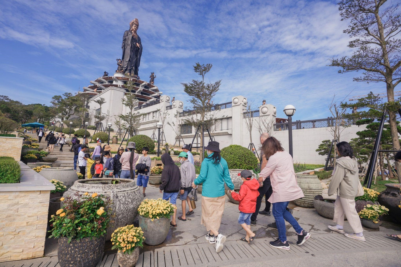 Ngược về phương Nam, trong ngày đầu năm mới, hàng nghìn người nô nức tới “Nóc nhà Nam Bộ” - Núi Bà Đen để chiêm bái, cầu an. Đặc biệt tới Sun World Ba Den Mountain dịp này, nhiều du khách đã có trải nghiệm vô cùng ấn tượng trên tuyến cáp treo Tâm An mới đi vào hoạt động. Với chiều dài 1.208 m, tuyến cáp không chỉ rút ngắn thời gian từ Chùa Bà lên đỉnh núi thuận tiện hơn, mà còn đưa du khách trải nghiệm toàn bộ quần thể Chùa Bà linh thiên và ngắm nhìn Hồ Dầu Tiếng phía xa hay mỏm đầu Rùa- một điểm check-in nổi tiếng của Tây Ninh.