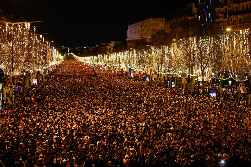 Đám đông trên Đại lộ Champs Elysees. Ảnh: Sky News