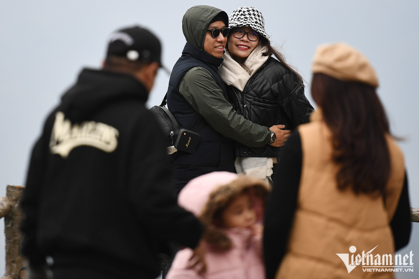 Dù rét đến mây, nhiều nhóm cố gắng đứng ra vị trí đẹp nhất để chụp tấm ảnh lưu niệm với cổng trời Quản Bạ. Dù rét đến mây, nhiều nhóm cố gắng đứng ra vị trí đẹp nhất để chụp tấm ảnh lưu niệm với cổng trời Quản Bạ.