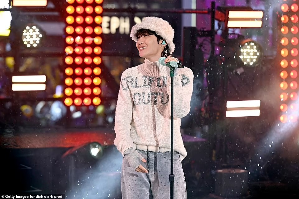 J-Hope trình diễn trên sân khấu đếm ngược ở New York. Ảnh: Getty Images