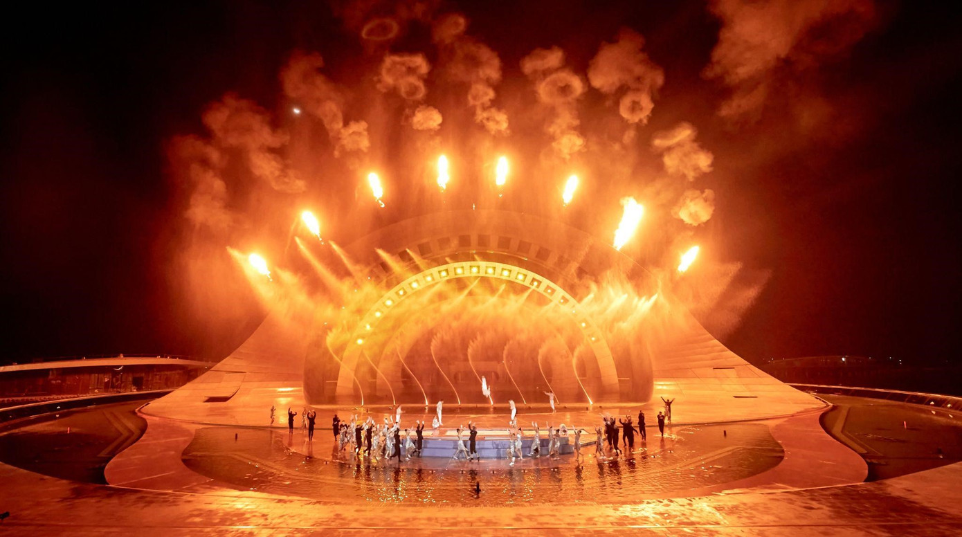 Có mặt trực tiếp tại Thị trấn Hoàng Hôn hay theo dõi chương trình trực tiếp trên sóng VTV1, nhiều người không khỏi choáng ngợp trước màn trình diễn Chasing The Sun. Trên sân khấu Kiss The Stars với công nghệ trình chiếu đa phương tiện kết hợp giữa lửa, nước, ánh sáng, laser… 70 diễn viên quốc tế, bao gồm cả những vận động viên nhào lộn chuyên nghiệp đã mang đến bữa tiệc nghệ thuật mãn nhãn.