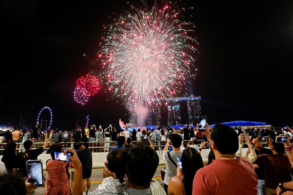 Người Singapore xem pháo hoa ở Marina Bay. Ảnh: Sky News