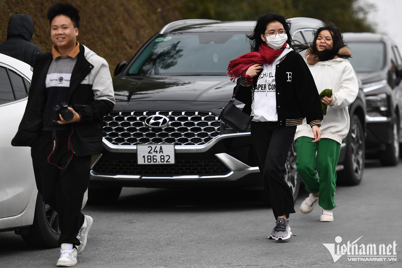 Bước xuống ô tô, một số bạn trẻ bị sốc nhiệt. Nhiệt độ tại đây là 4 độ C nhưng gió rất mạnh, chênh lệch từ 5-10 độ C so với ở phía dưới. Bước xuống ô tô, một số bạn trẻ bị sốc nhiệt. Nhiệt độ tại đây là 4 độ C nhưng gió rất mạnh, chênh lệch từ 5-10 độ C so với ở phía dưới.