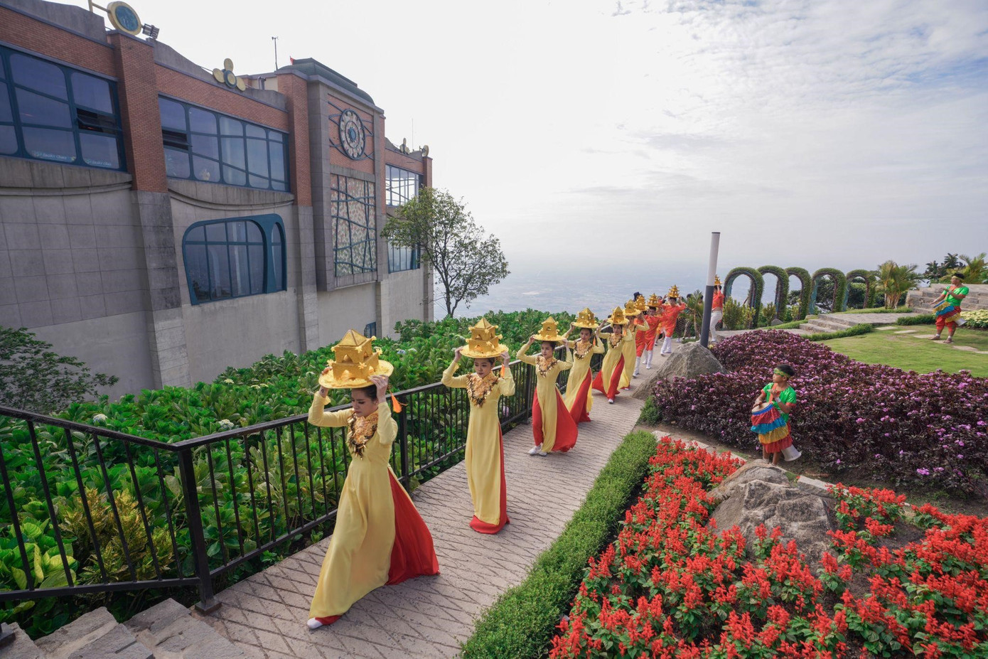 Nhiều du khách thích thú trước màn trình diễn múa trống C'hay dăm, múa mâm vàng, múa Khmer ngay tại khu du lịch. Anh Quang Hưng, du khách TP HCM chia sẻ: “Núi Bà Đen là chốn hành hương của tôi và gia đình mỗi đầu năm mới và các dịp lễ trong năm, không chỉ bởi nơi đây có Chùa Bà linh thiêng mà còn bởi cảnh quan thiên nhiên đẹp cùng các sản phẩm du lịch văn hóa khá ấn tượng”.