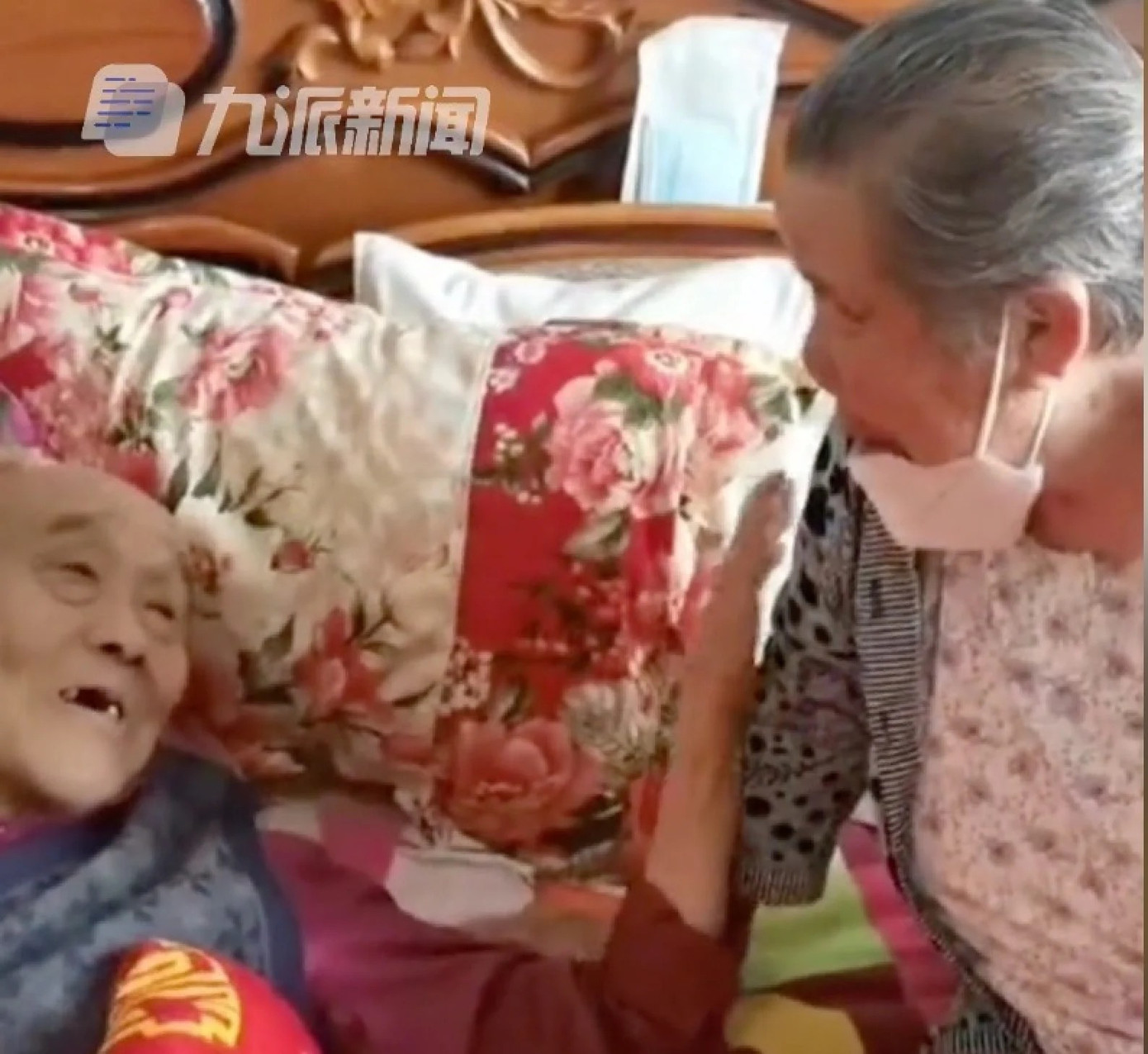 Ánh mắt tình cảm của ông dành cho bà khiến hàng chục triệu người cảm động. Ảnh chụp màn hình