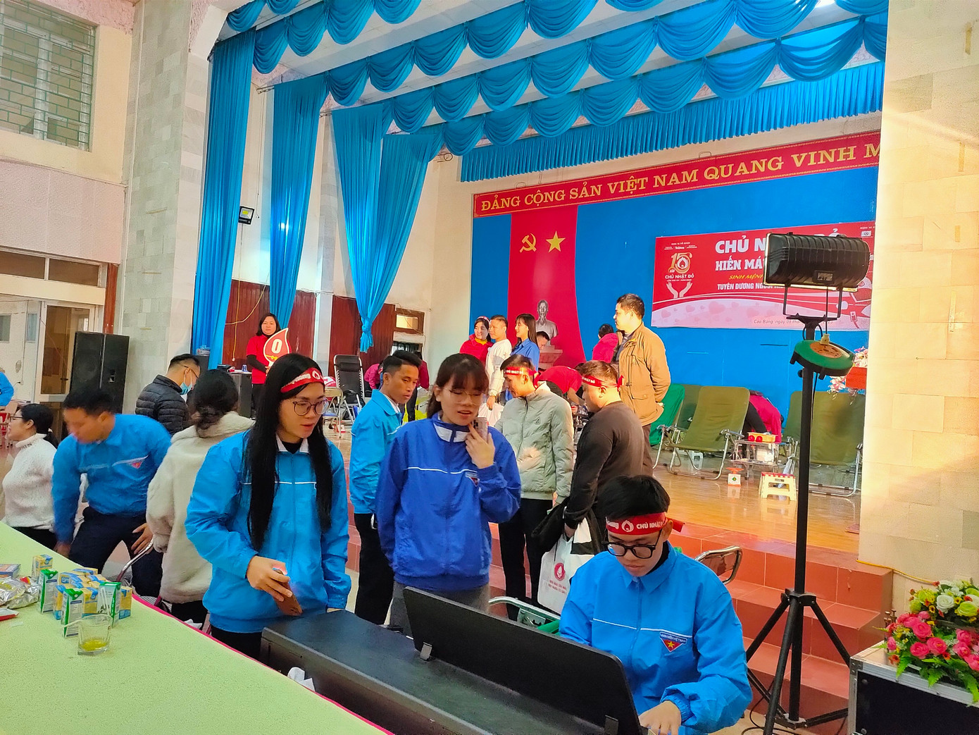 Tại chương trình, nhiều tiết mục văn nghệ được biểu diễn, phục vụ đoàn viên thanh niên, sinh viên và các tình nguyện viên tham gia hiến máu.