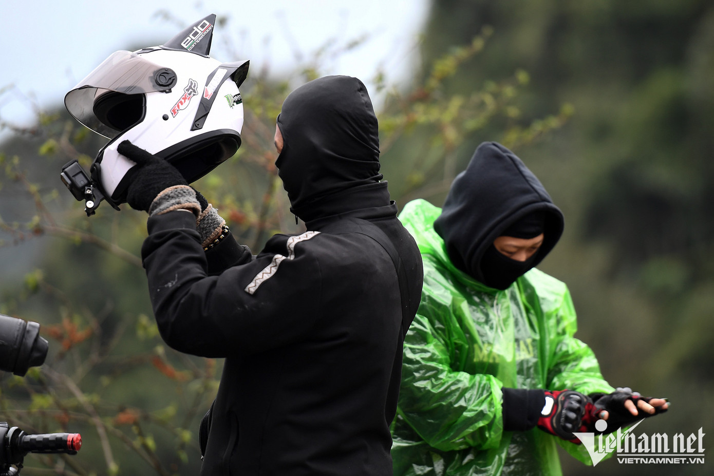 Trước đó, nhiều du khách còn ở thành phố Hà Giang, thời tiết khu vực này không quá lạnh nên khi tới đây đã bị bất ngờ. Trước đó, nhiều du khách còn ở thành phố Hà Giang, thời tiết khu vực này không quá lạnh nên khi tới đây đã bị bất ngờ.