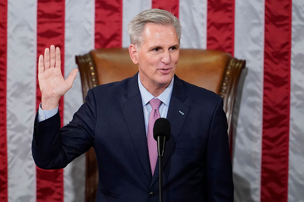 Ông Kevin McCarthy tuyên thệ nhậm chức hôm 7/1 (giờ địa phương). Ảnh: AP Ông Kevin McCarthy tuyên thệ nhậm chức hôm 7/1 (giờ địa phương). Ảnh: AP