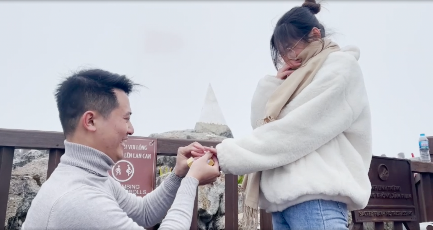 Và hình ảnh khiến người ta xốn xang nhất trong ngày đầu năm mới có lẽ là khoảnh khắc anh Đinh Văn Dũng (Nam Định) quỳ gối, cầu hôn bạn gái mình ngay tại đỉnh Fansipan, trên độ cao 3.143 m. Những người chứng kiến không khỏi hồi hộp đến vỡ òa cảm xúc, khi cô gái gật đầu đồng ý lời cầu hôn ngọt ngào và họ lưu lại một nụ hôn trên Nóc nhà Đông Dương. Chia sẻ sau khoảnh khắc ấy, anh Dũng không giấu khỏi niềm hạnh phúc ngập tràn trong ánh mắt. “Lúc này mình rất vui và hồi hộp, ở Fansipan mình đã cầu hôn bạn gái, bởi mình muốn dành tình yêu của mình cho người mình muốn gắn bó suốt cuộc đời, ở nơi linh thiêng nhất”, anh nói.