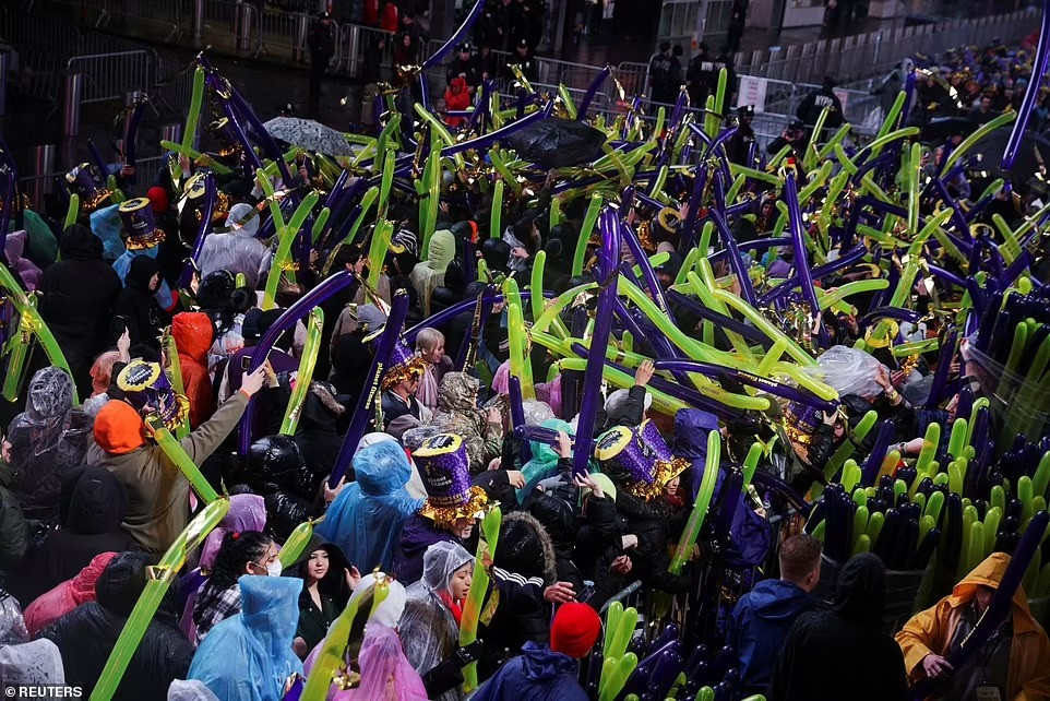 Đông đảo khán giả tập trung trên Quảng trường Thời đại bất chấp trời mưa. Ảnh: Reuters