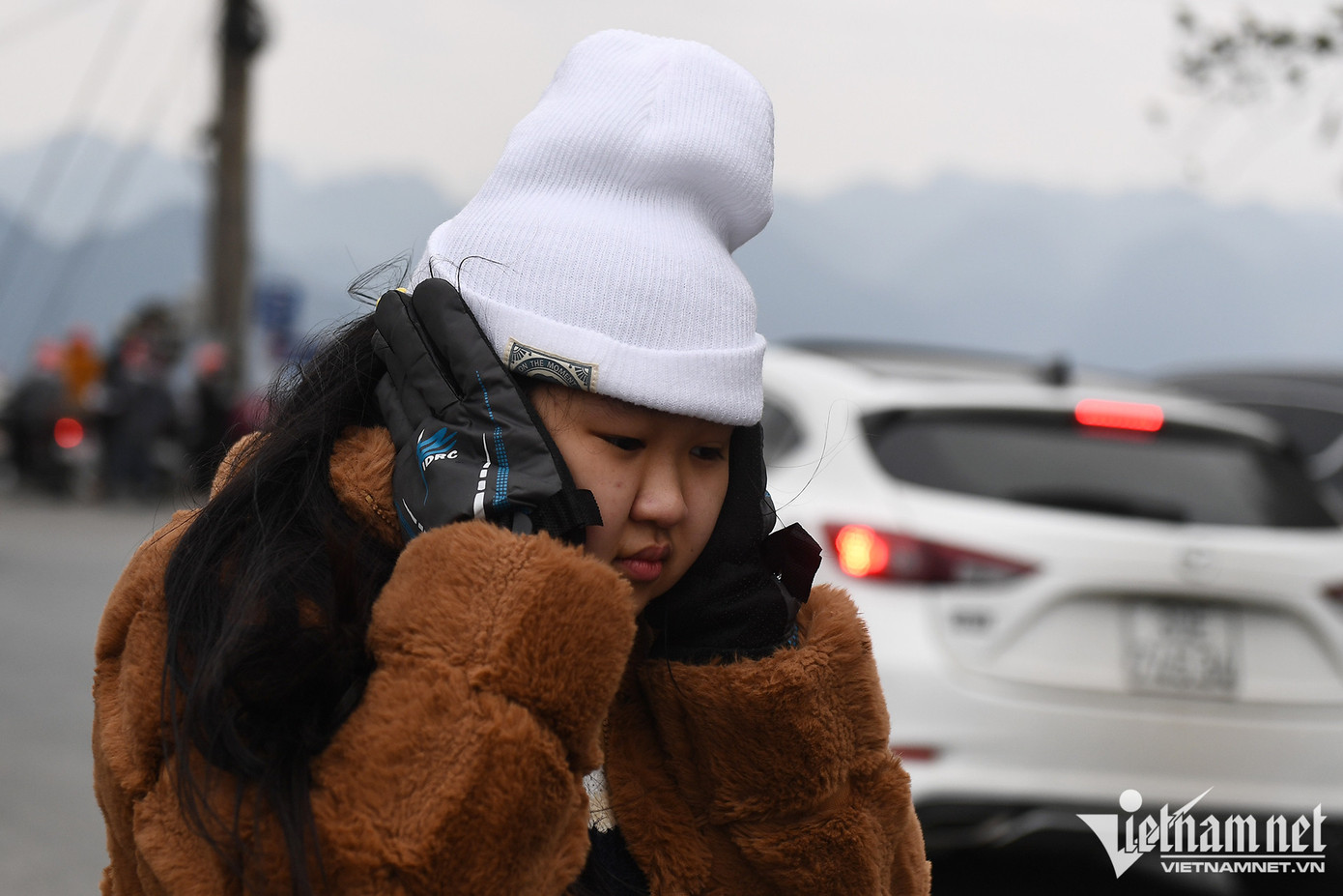 Một bạn trẻ tỏ ra khó chịu với cái lạnh đột ngột, sau khi đi lên khu vực cổng trời liền quay xuống rất nhanh. Một bạn trẻ tỏ ra khó chịu với cái lạnh đột ngột, sau khi đi lên khu vực cổng trời liền quay xuống rất nhanh.