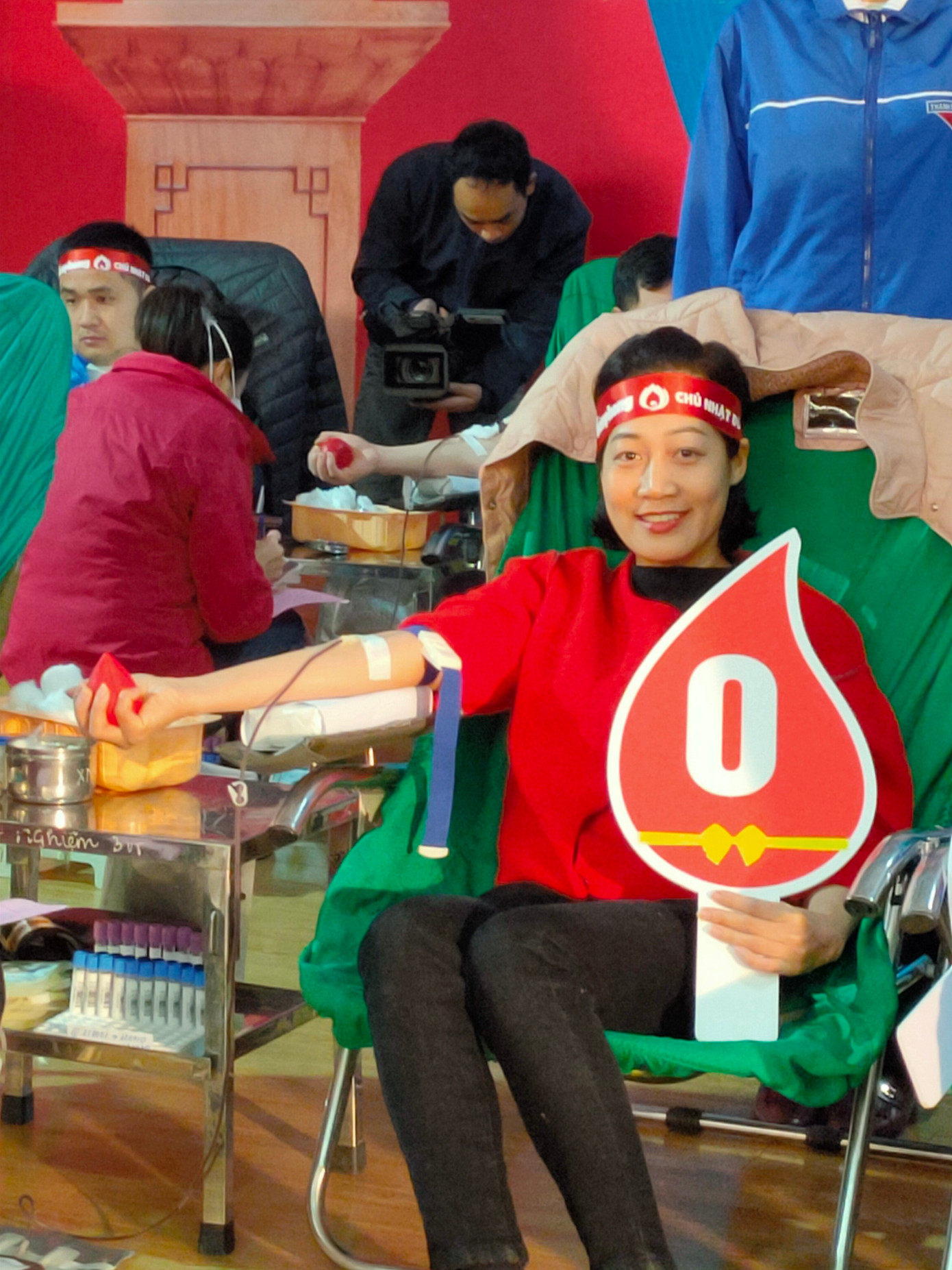 Những nụ cười rạng ngời từ các tình nguyện viên được hiến máu tình nguyện.