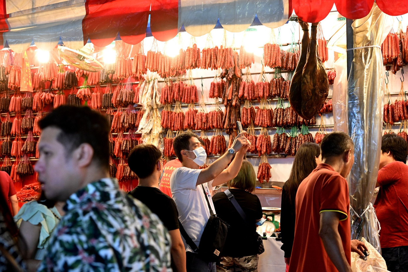 Người dân mua sắm thực phẩm đón Tết. Ảnh: Straitstimes