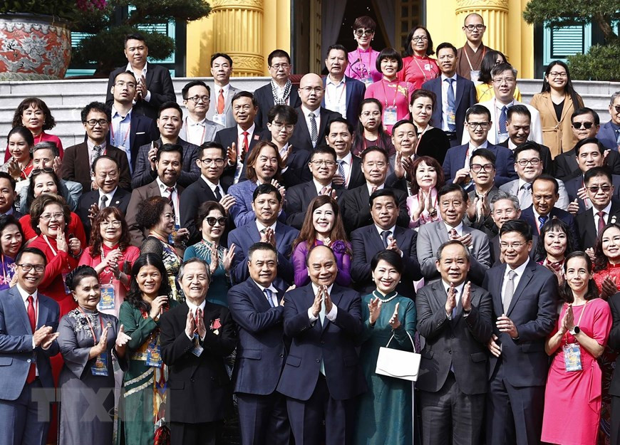 Chủ tịch nước Nguyễn Xuân Phúc và Phu nhân chụp ảnh chung với các đại biểu kiều bào dự Chương trình Xuân Quê hương 2023, tại Phủ Chủ tịch. (Ảnh: Thống Nhất/TTXVN) Chủ tịch nước Nguyễn Xuân Phúc và Phu nhân chụp ảnh chung với các đại biểu kiều bào dự Chương trình Xuân Quê hương 2023, tại Phủ Chủ tịch. (Ảnh: Thống Nhất/TTXVN)