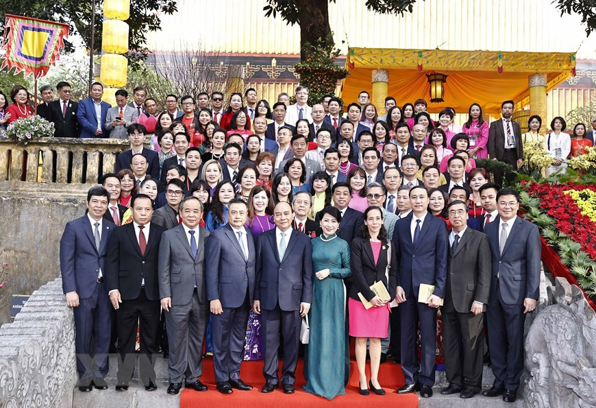 Chủ tịch nước Nguyễn Xuân Phúc và Phu nhân cùng các đại biểu kiều bào dự Chương trình Xuân Quê hương 2023 tại Điện Kính Thiên. (Ảnh: Thống Nhất/TTXVN) Chủ tịch nước Nguyễn Xuân Phúc và Phu nhân cùng các đại biểu kiều bào dự Chương trình Xuân Quê hương 2023 tại Điện Kính Thiên. (Ảnh: Thống Nhất/TTXVN)