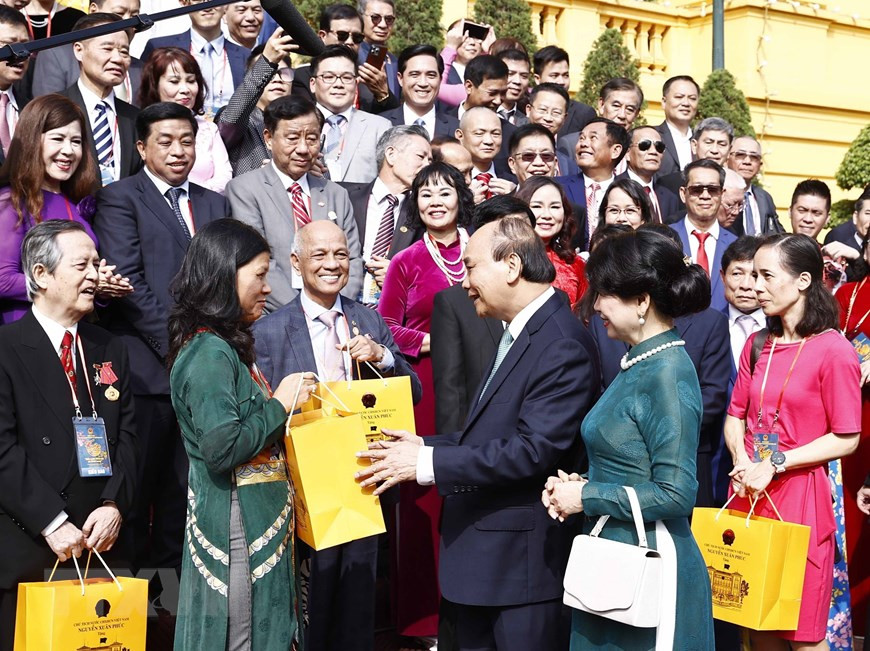 Chủ tịch nước Nguyễn Xuân Phúc tặng quà lưu niệm cho đại biểu kiều bào dự Chương trình Xuân Quê hương 2023, tại Phủ Chủ tịch. (Ảnh: Thống Nhất/TTXVN) Chủ tịch nước Nguyễn Xuân Phúc tặng quà lưu niệm cho đại biểu kiều bào dự Chương trình Xuân Quê hương 2023, tại Phủ Chủ tịch. (Ảnh: Thống Nhất/TTXVN)