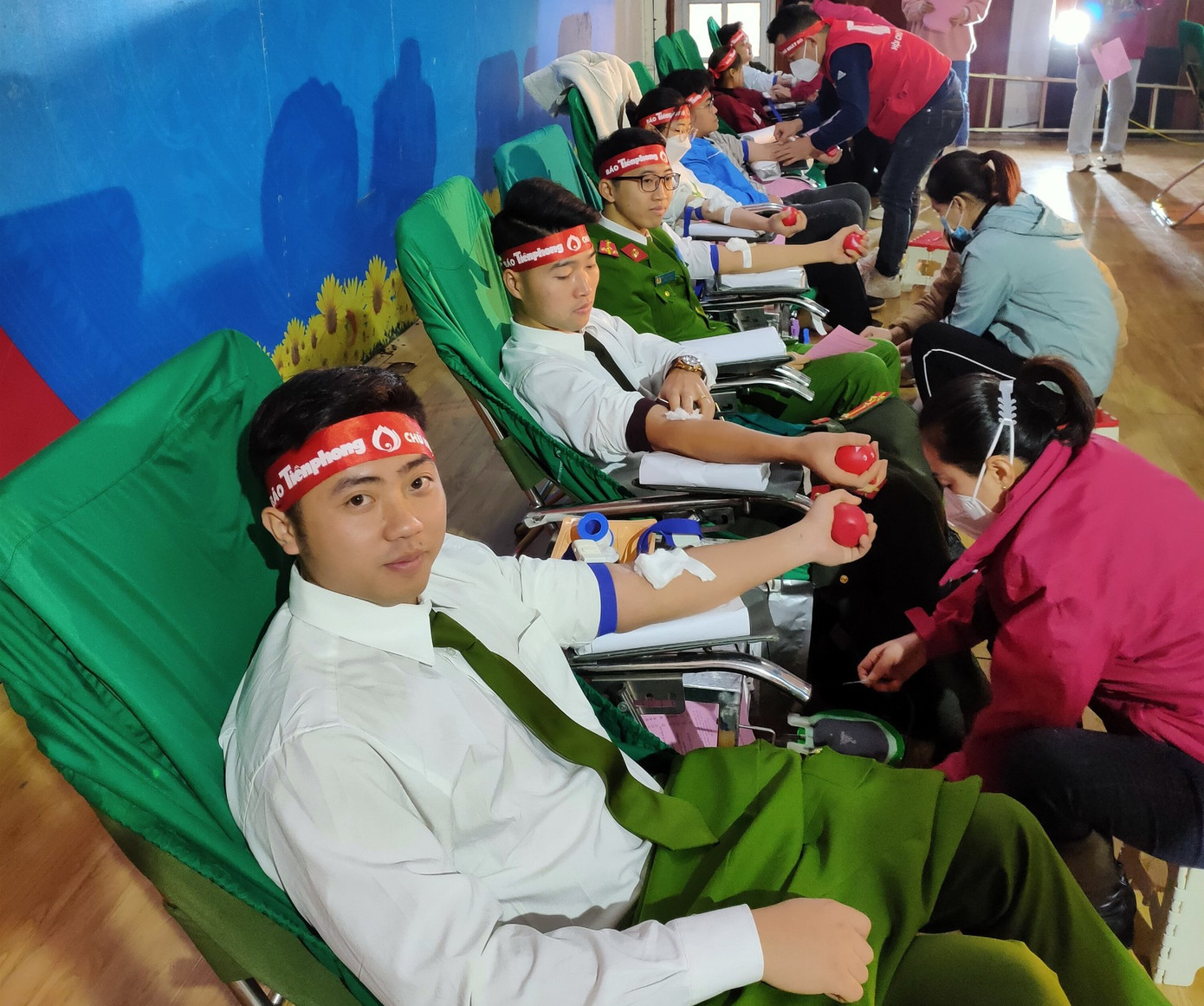 Lực lượng Công an tham gia hiến máu tại chương trình.