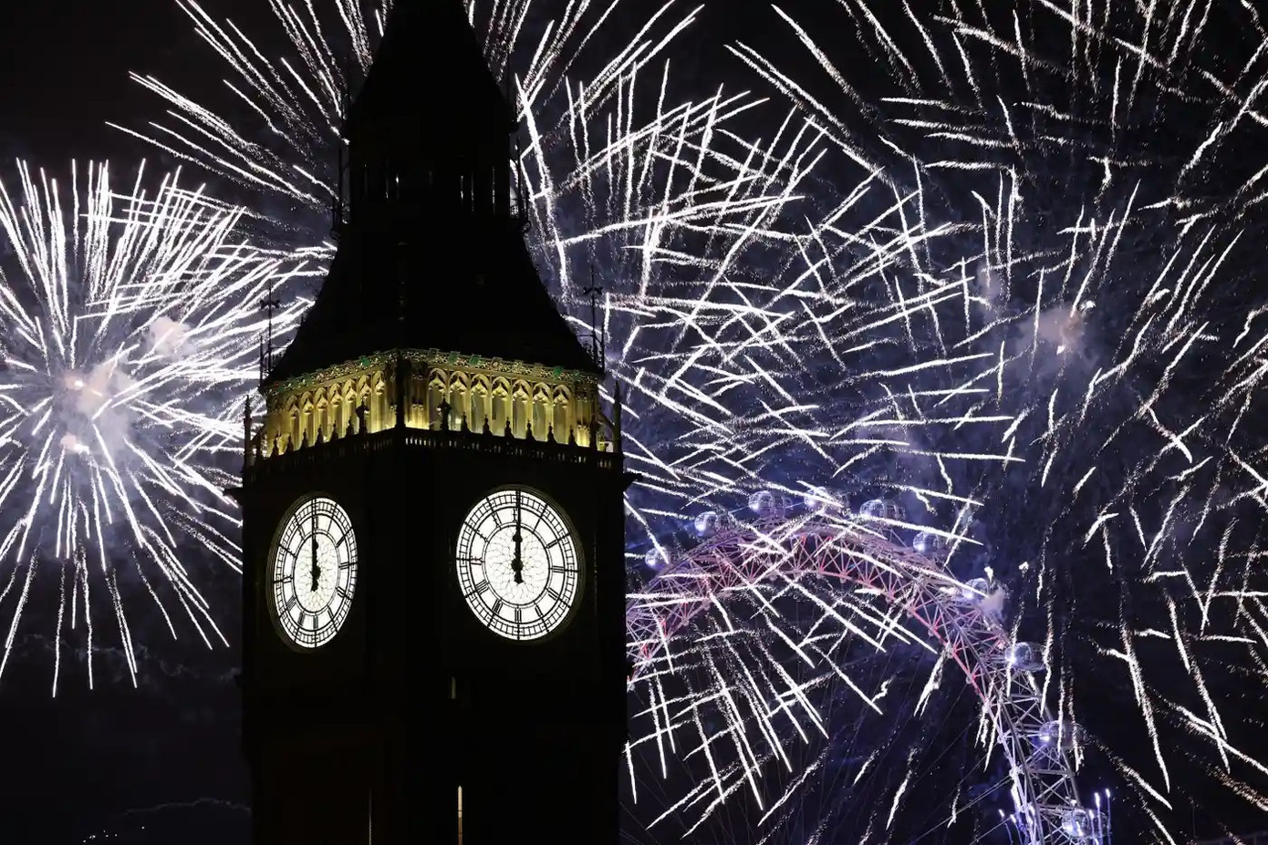Đồng hồ Big Ben - biểu tượng của nước Anh chỉ đúng 0h ngày 1/1. Ảnh: Getty Images