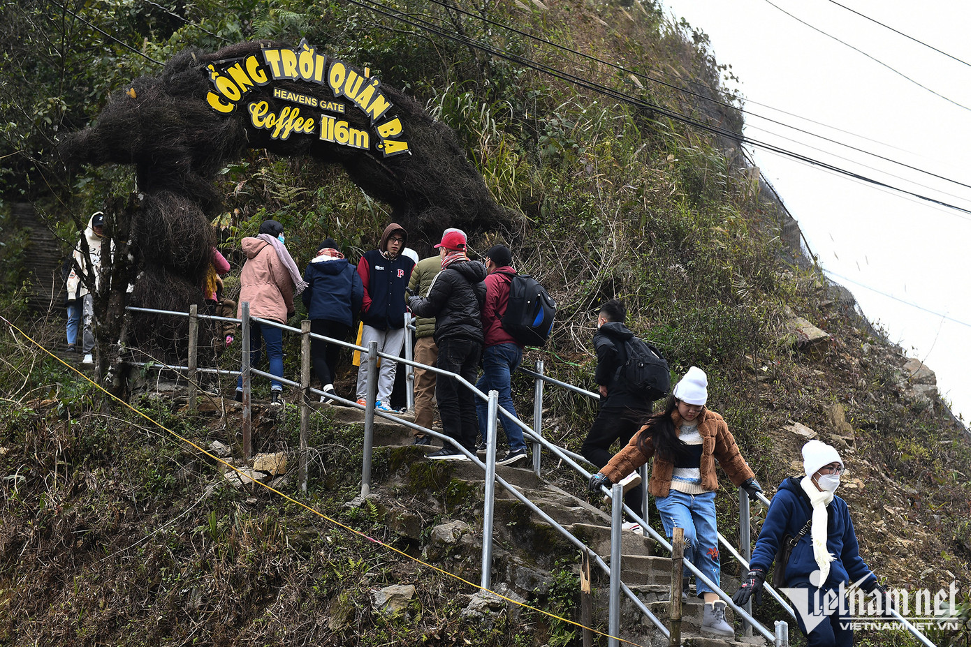 Cổng trời Quản Bạ là một trong những điểm gây tò mò đối với những khách du lịch lần đầu đặt chân đến Hà Giang. Cổng trời Quản Bạ là một trong những điểm gây tò mò đối với những khách du lịch lần đầu đặt chân đến Hà Giang.