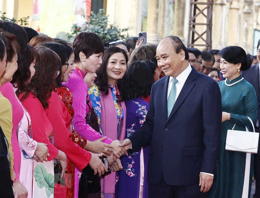 Chủ tịch nước Nguyễn Xuân Phúc và Phu nhân với các đại biểu kiều bào dự Chương trình Xuân Quê hương 2023 dự nghi thức dâng hương và thả cá chép tại Khu di tích Hoàng thành Thăng Long. (Ảnh: Thống Nhất/TTXVN) Chủ tịch nước Nguyễn Xuân Phúc và Phu nhân với các đại biểu kiều bào dự Chương trình Xuân Quê hương 2023 dự nghi thức dâng hương và thả cá chép tại Khu di tích Hoàng thành Thăng Long. (Ảnh: Thống Nhất/TTXVN)